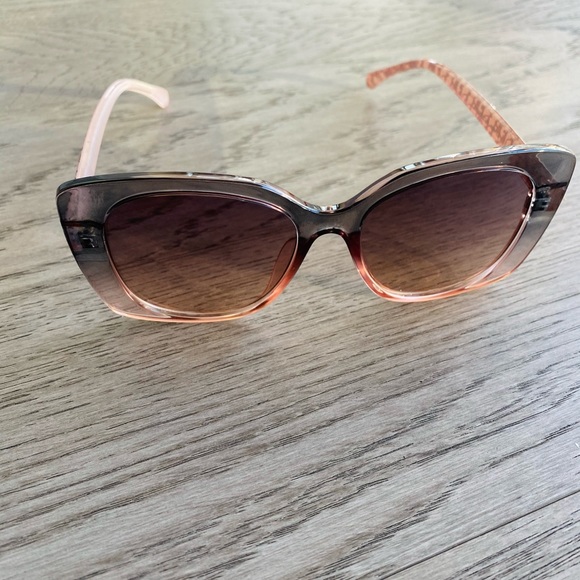 Fashion Sunglasses - Picture 4 of 4